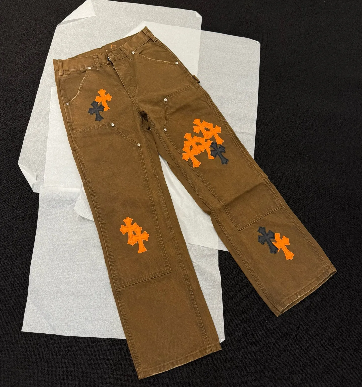 P310 Style number: D375 Chrome Hearts brown logging orange peel overalls. Heavy canvas material, double-layer fabric at the knees, multi-pocket design. Color #logging brown orange peel. Size #28-36 (s m l Waist 85 Hips 110 Length 106 Opening 21.5